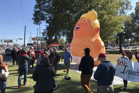 В Алабаме недовольный мужчина пырнул ножом "малыша Трампа"