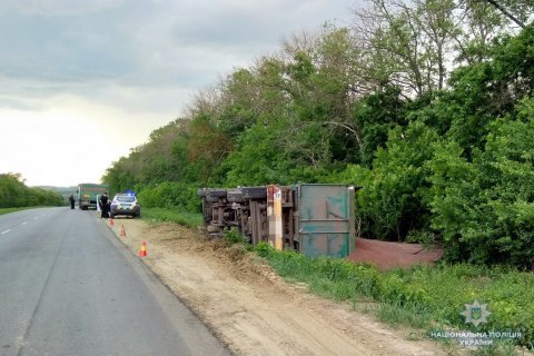 Грузовик с более 20 тоннами гречки перевернулся в Луганской области