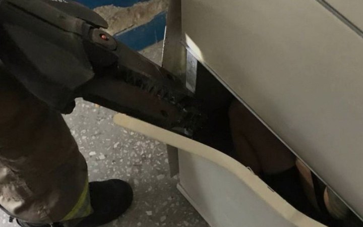На Полтавщині рятувальники витягли п'ятирічного хлопчика з поштомату