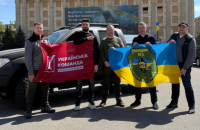Десятикратний паралімпійський чемпіон Максим Крипак та "Українська команда" передали на передову позашляховик