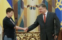 Порошенко вручил Герою Украины Савченко орден