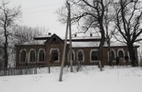 Вандалы испортили уникальное здание школы в Христановке (дополнено)