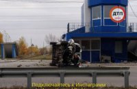 В Киеве на Оболони автомобиль врезался в пост полиции и перевернулся