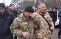 Нардепу Барні бризнули в очі сльозогінним газом біля будинку Луценка