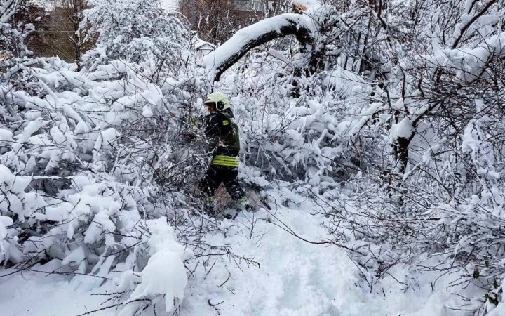 Внаслідок негоди в Україні знеструмлено понад 1000 населених пунктів