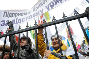 Под Радой требуют отставки власти
