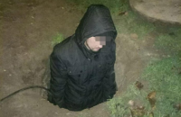 В Запорожье патрульные задержали вора, который застрял в колодце