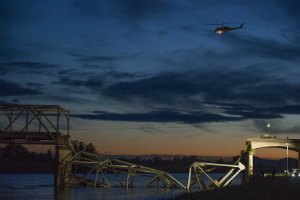 В штате Вашингтон рухнул четырехполосный мост, есть пострадавшие