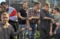П'ять білорусів з "Азову" прикували себе наручниками до огорожі біля АП