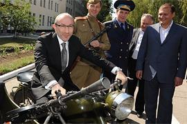 Кернес влез на мотоцикл  