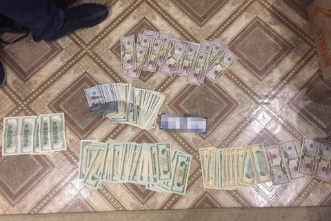 СБУ поймала на взятке главного инспектора таможенного поста "Херсон-порт"