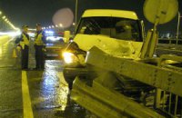 На Дарницком мосту в Киеве водитель ГАЗели протаранил отбойник