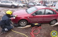 На Миропольской в ​​Киеве легковушка провалилась под асфальт