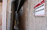 Власти Германии хотят закрыть самую узкую улицу в мире