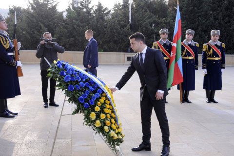 Зеленський відвідав Алею Шехідів і український магазин у Баку