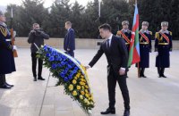 Зеленский посетил Аллею Шехидов и украинский магазин в Баку 