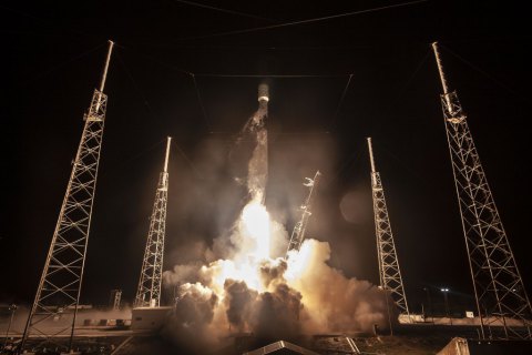SpaceX запустила ракету з рекордною кількістю супутників