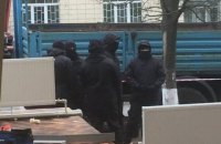 Коммунальщики в масках разгромили ресторан в Киеве