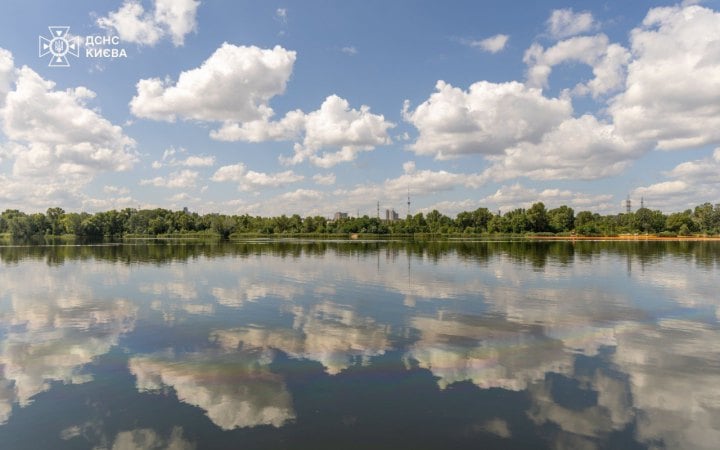 На Кирилівському озері в Києві завершили збір нафтопродуктів