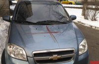 В Киеве иностранец выпрыгнул с третьего этажа и разрисовал двор своей кровью