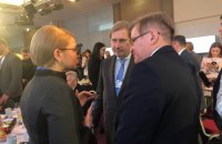 Тимошенко встретилась в Давосе с комиссаром ЕС