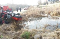 Во Львовской области автомобиль упал в озеро, погибли четверо молодых парней
