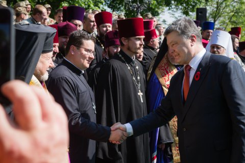 Порошенко с бойцами и военными капелланами помолился за мир и победу Украины