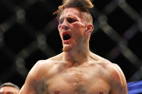 На турнірі зі змішаних єдиноборств UFC 249 бійцю зашили обличчя після страшної травми