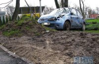 В Киеве на Парковой аллее вылетел с дороги и перевернулся Nissan