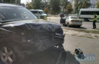 В Киеве на Ревуцкого Lanos врезался в припаркованный автомобиль, погиб водитель