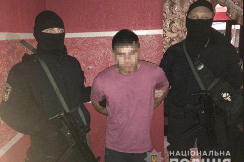 На Закарпатті чоловік, якого запідозрили у крадіжці автомобіля, під час обшуку стріляв у поліцейських