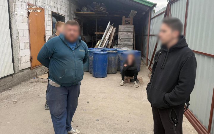 У Києві у підпільному цеху спирт перетворювали на «елітний» алкоголь – прокуратура