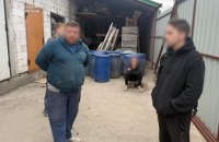 У Києві у підпільному цеху спирт перетворювали на «елітний» алкоголь – прокуратура