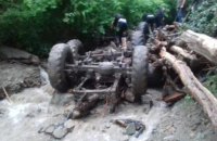 Унаслідок падіння вантажівки в річку на Закарпатті загинули 5 осіб