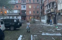 Окупанти обстріляли Харків: влучили у двір житлового будинку в центрі міста