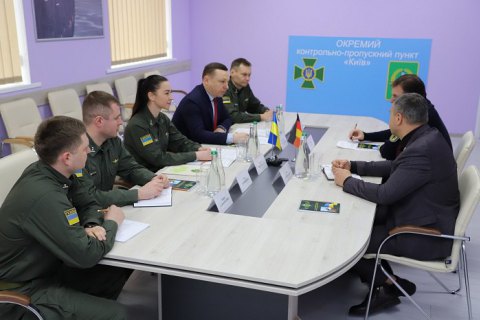 Германия передала украинским пограничникам оборудование для проверки документов