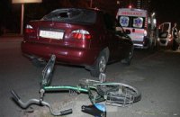 В Киеве выпивший велосипедист головой выбил стекло автомобиля