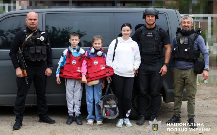 Із передмістя Херсона вдалося евакуювати матір із двома дітьми