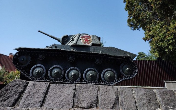На Пагорбі Слави в Ужгороді демонтують радянську символіку