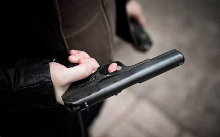 На Кіровоградщині чоловік стріляв у поліцейських під час перевірки документів. Стрілка розшукують