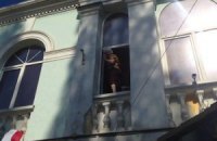 Неизвестные напали на здание Меджлиса, избили женщин и сняли украинский флаг