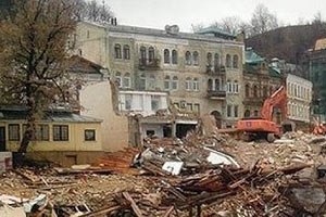 На Андреевском спуске приостановили строительство