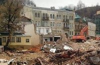 На Андреевском спуске приостановили строительство