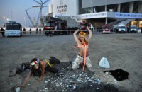 FEMEN разделись под Львовским стадионом