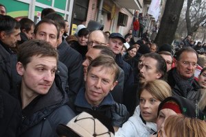 Депутатов  пропустили в зал суда