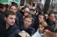 Депутатов  пропустили в зал суда