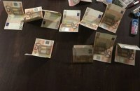 Інспектора митниці аеропорту "Київ" затримали під час отримання 500 євро хабара