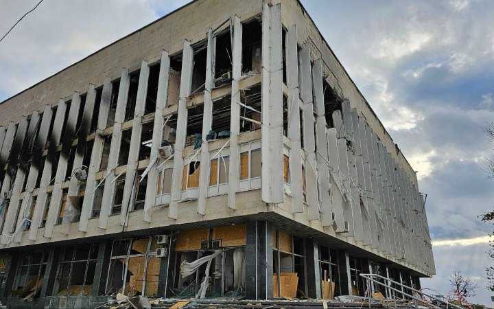 Окупанти влучили по обласній біліотеці ім. Гончара у Херсоні. Виникла пожежа