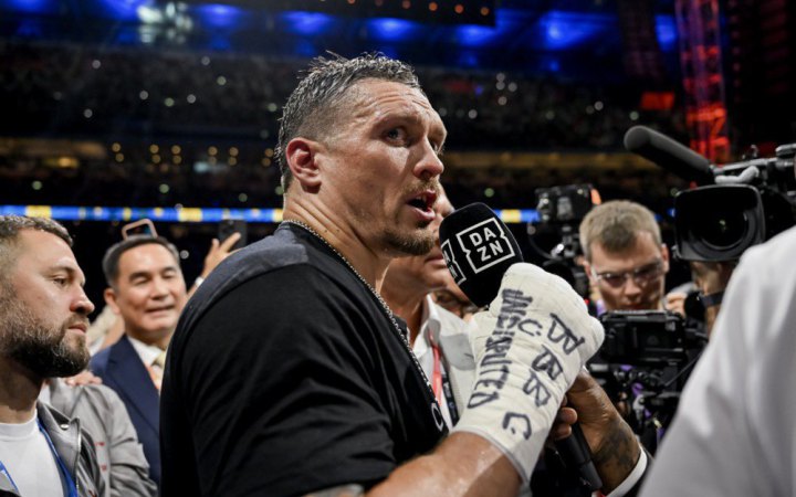Олександр Усик звільняє усі чемпіонські пояси в надважкій вазі з боксу