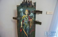Иконы на ящиках от боеприпасов продаются в пользу раненых бойцов АТО